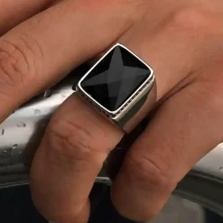 Black Titan Square Ring – Herrering i Rustfri Stål