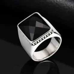 Black Titan Square Ring – Herrering i Rustfri Stål