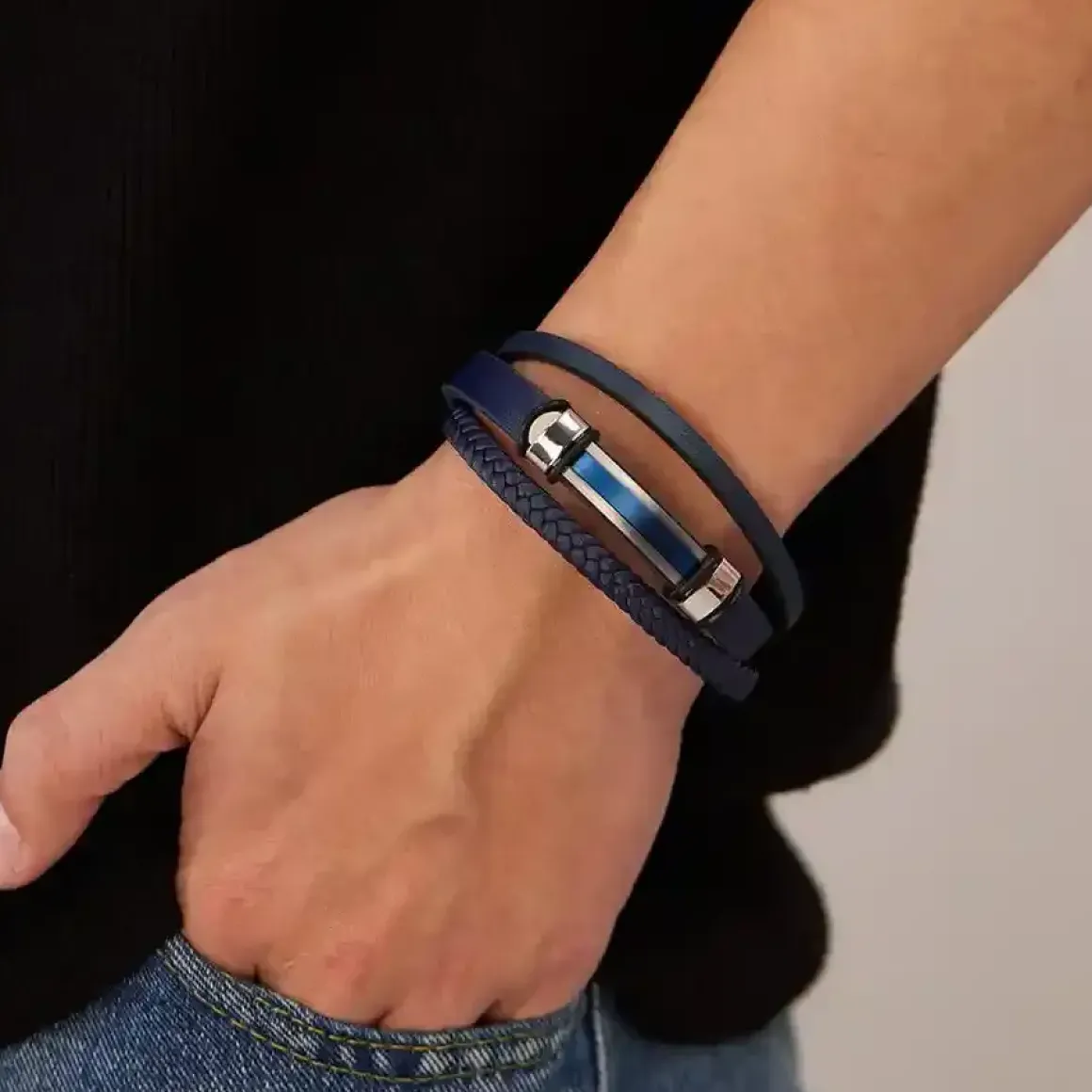 Blue imt. læderarmbånd.