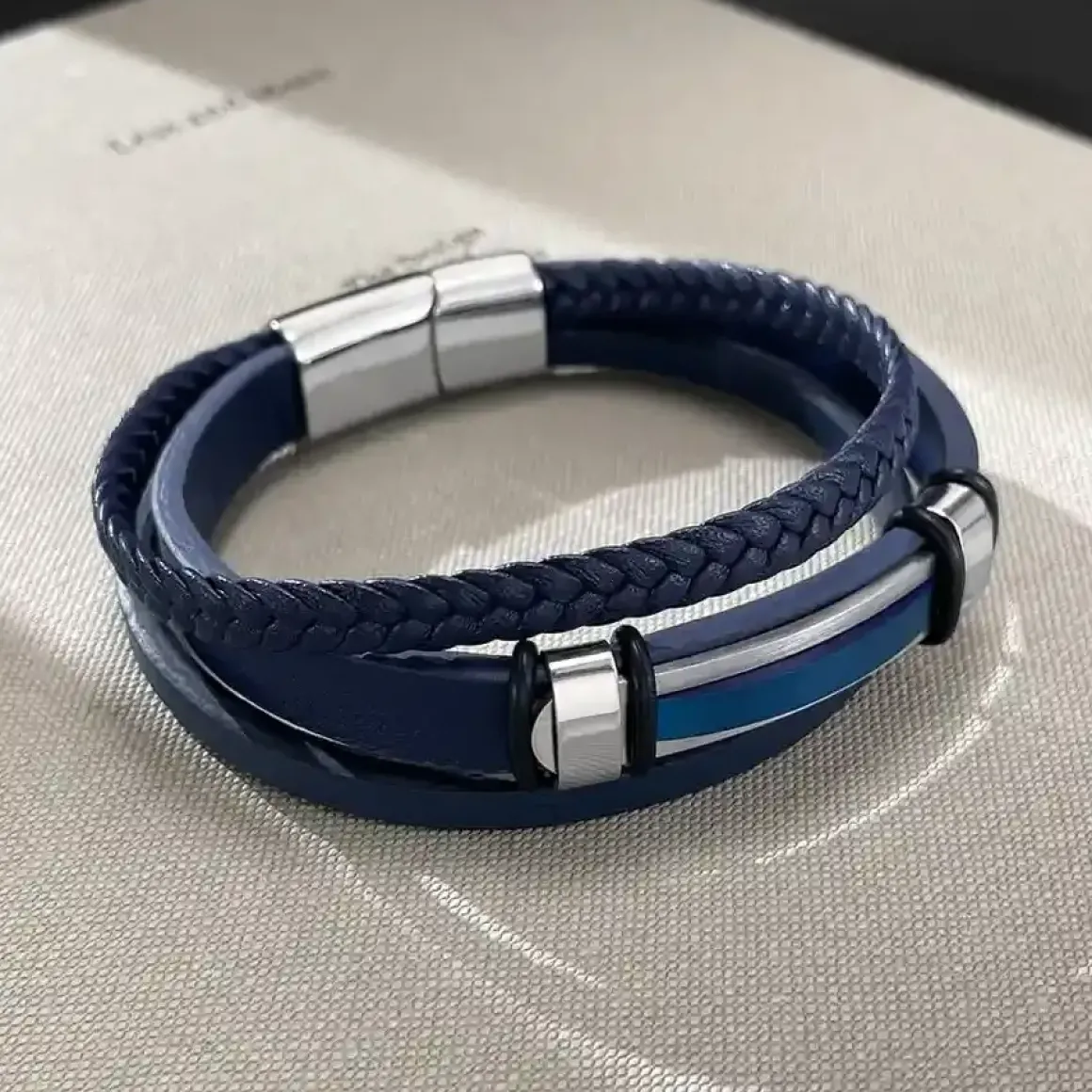 Blue imt. læderarmbånd.