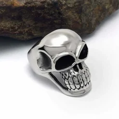 Face skull ring i rustfri stål.