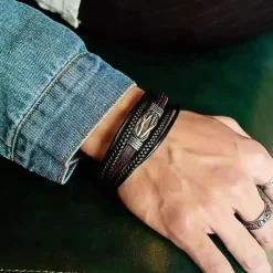 Fiberlæder armbånd med røde stik og rustfrit stål.