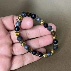 Fine and rough perlearmbånd med natur.