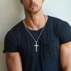 Gloss korssmykke i blank stål.