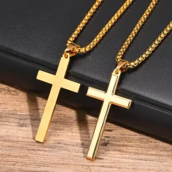 Gloss korssmykke i forgyldt stål.