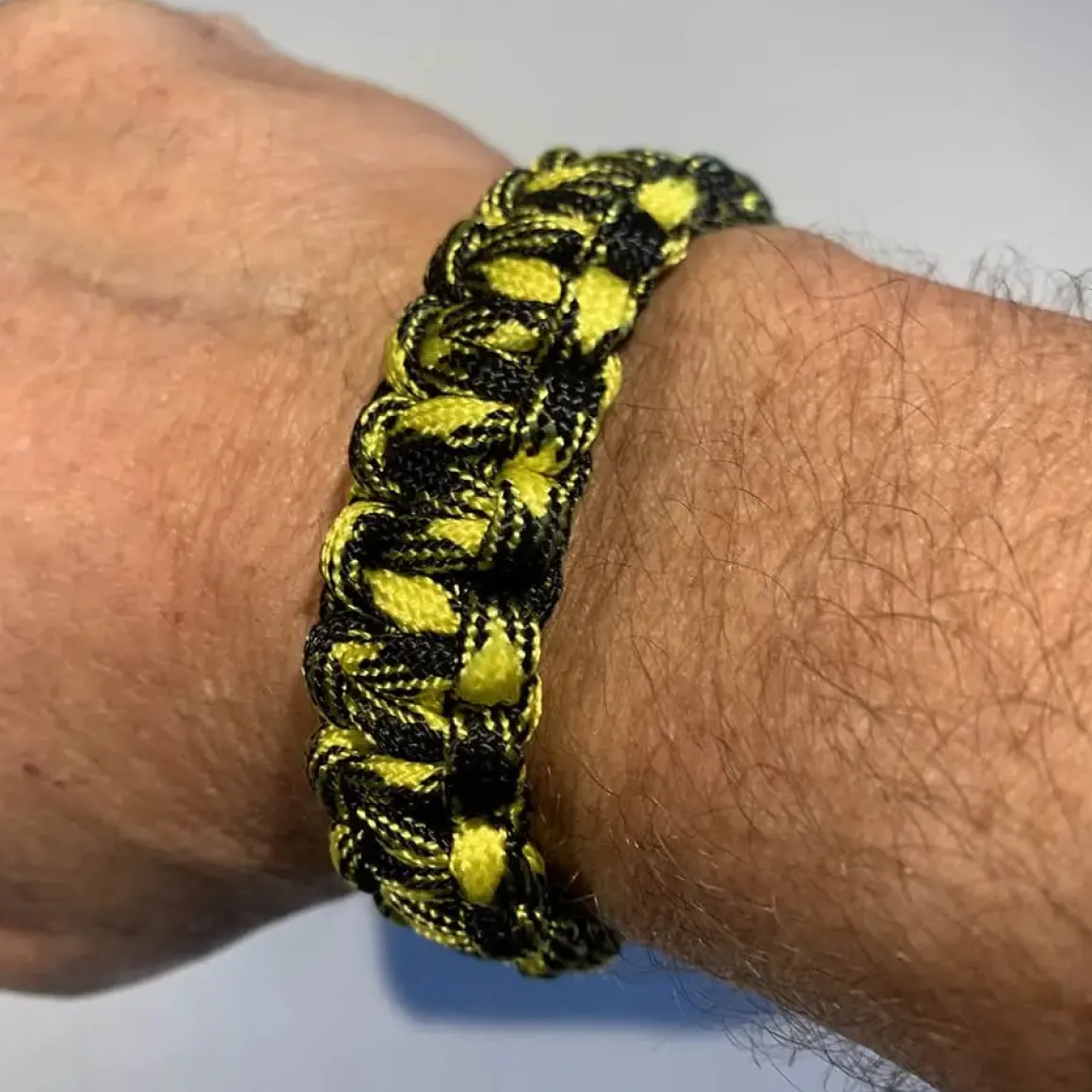 Gul-Sort paracord armbånd 21 cm