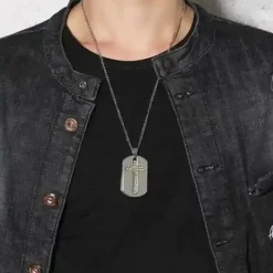 Halsmykke med kors i stål