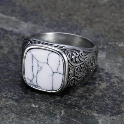 Hvid Kubal designring i ædelstål og hvid sten.