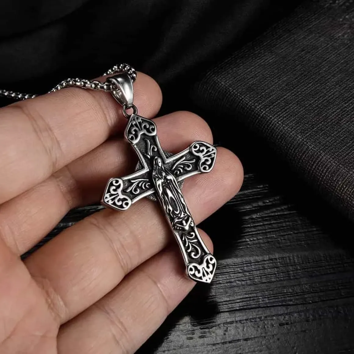 Kors med jesus på kors halssmykke