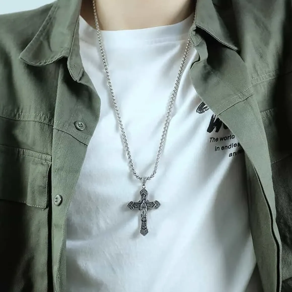 Kors med jesus på kors halssmykke