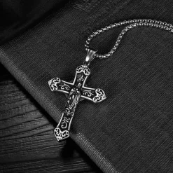Kors med jesus på kors halssmykke