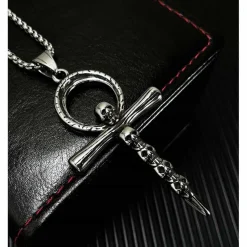 Kors skull halssmykke i stål.