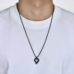 Kozar halssmykke i ædelstål med kæde sort