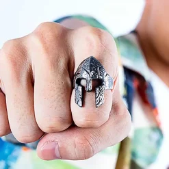 Kriger-hjelm ringen i stål.