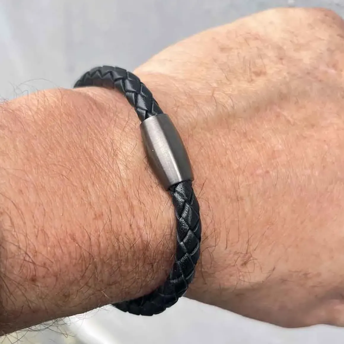 Læderbolo armbånd med magnetlås