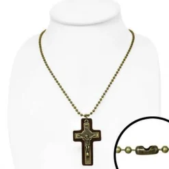 Læderhalskæde med kors på læder.