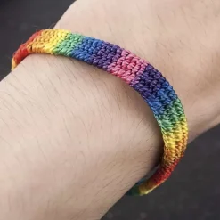 LGBT+ armbånd i friske farver.
