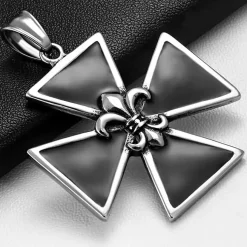 Malteserkors med Fleur De Lis vedhæng