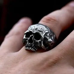 Nightfall Skull Bikerring i mørkt stål.