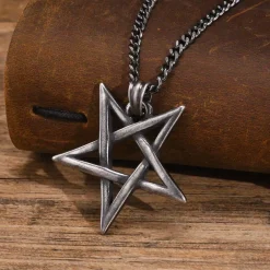 Okkult pentagram halssmykke i oxyderet stål.