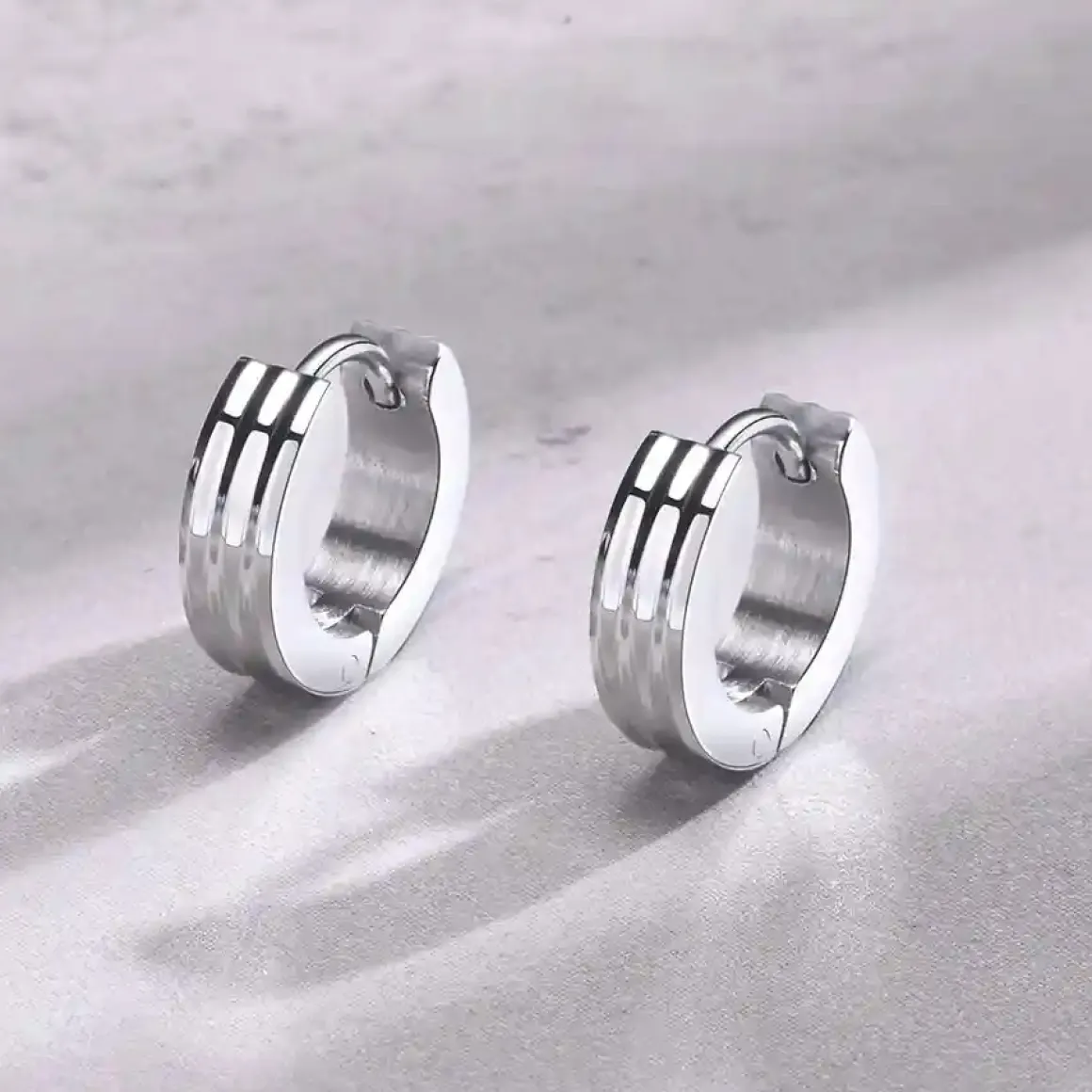 Silver Ridge Hoop – Klassisk Herreørering i Rustfrit Stål