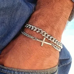 Simpelt dobbelt armbånd med kors og rustfri stål.