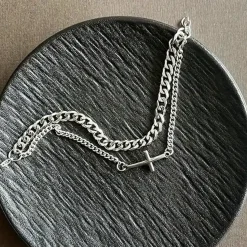 Simpelt dobbelt armbånd med kors og rustfri stål.