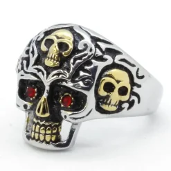 Skullring med rød sten.