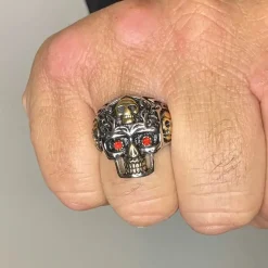 Skullring med rød sten.