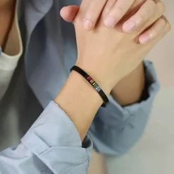 Sort Bangle Pride armbånd i ædelstål.