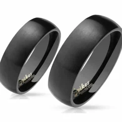 Sort forlovelsesring.