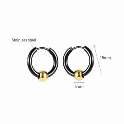 Sort ørering i stål med gylden kugle.