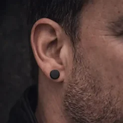 Sort ørestik i blackcoatet ædelstål