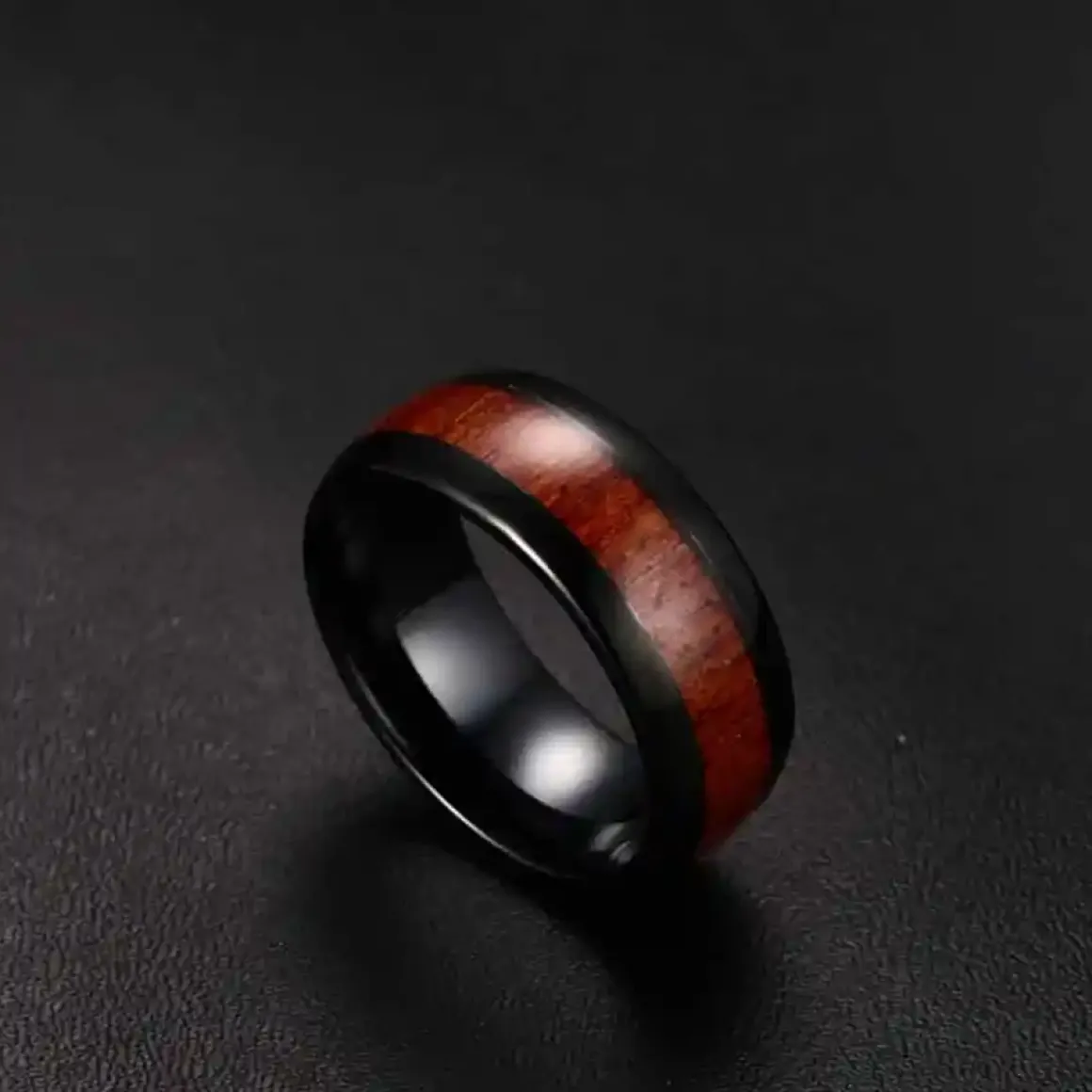 Sort Tungsten ring med træinlay