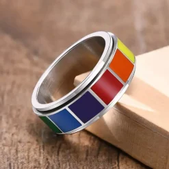 Spinning Pride ringen i regnbuefarver