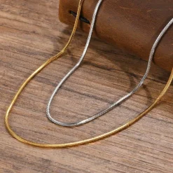 Square kæde i ædelstål / Forgyldt i flere længder.