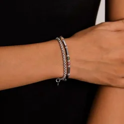 Stack armbånd med kæde og perler.