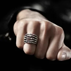 Stålring i skull design.