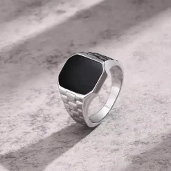 Stålring med sort sten.