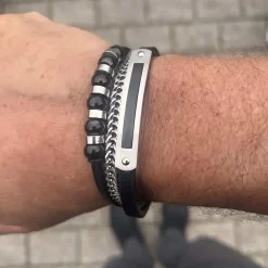 Volcani armbånd i læder og stål.