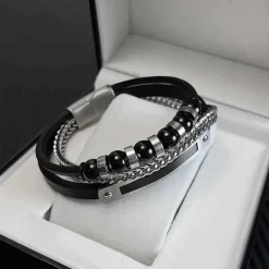 Volcani armbånd i læder og stål.