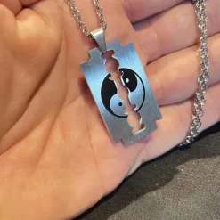 Yin og yang halssmykke i stål.
